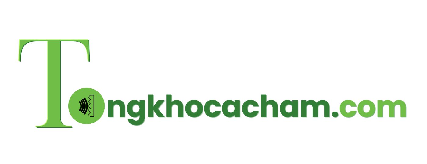 Logo chữ Tổngkhocacham.com màu xanh lá trên nền đen